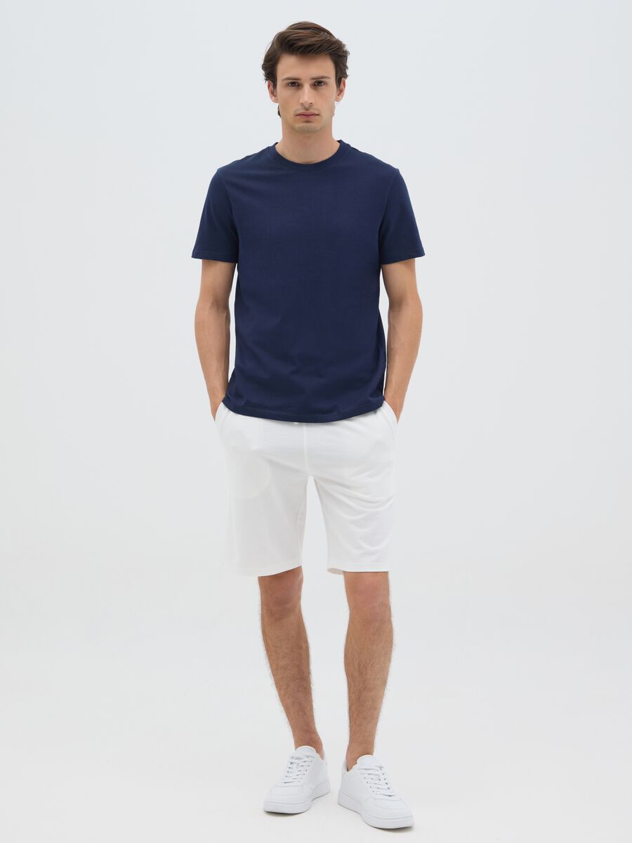 Regular fit white cotton blend men's shorts with back pocket_0