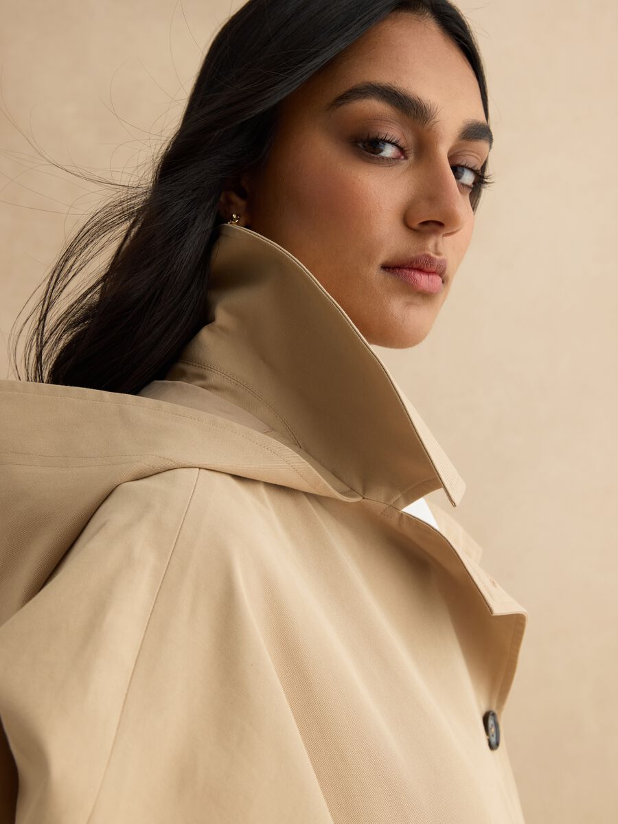 Trench corto in misto cotone beige regular fit con cappuccio_0