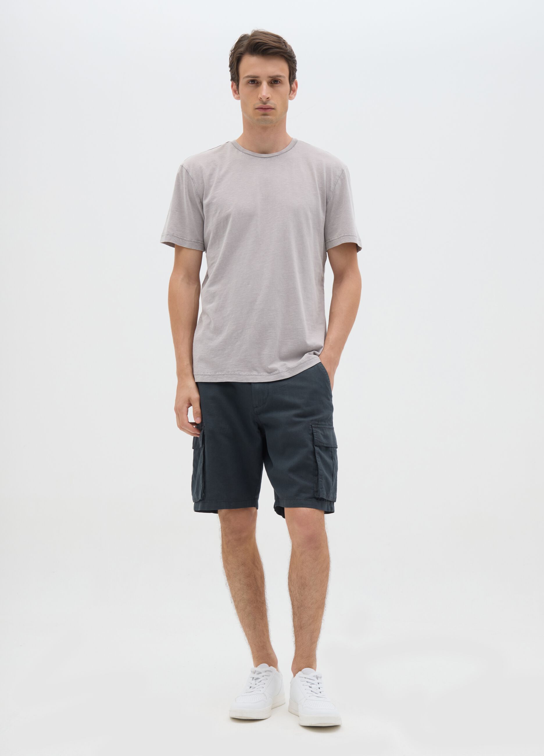Bermuda cargo da uomo in misto lino nero regular fit