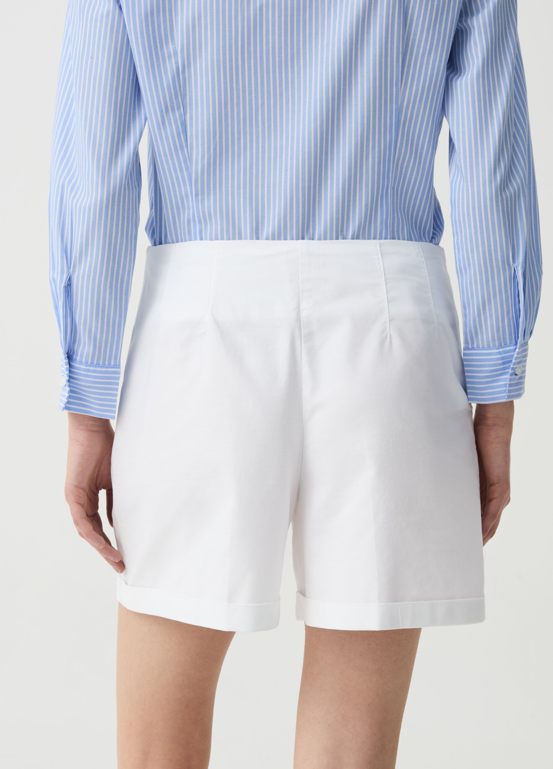 Shorts in cotone stretch con risvolti