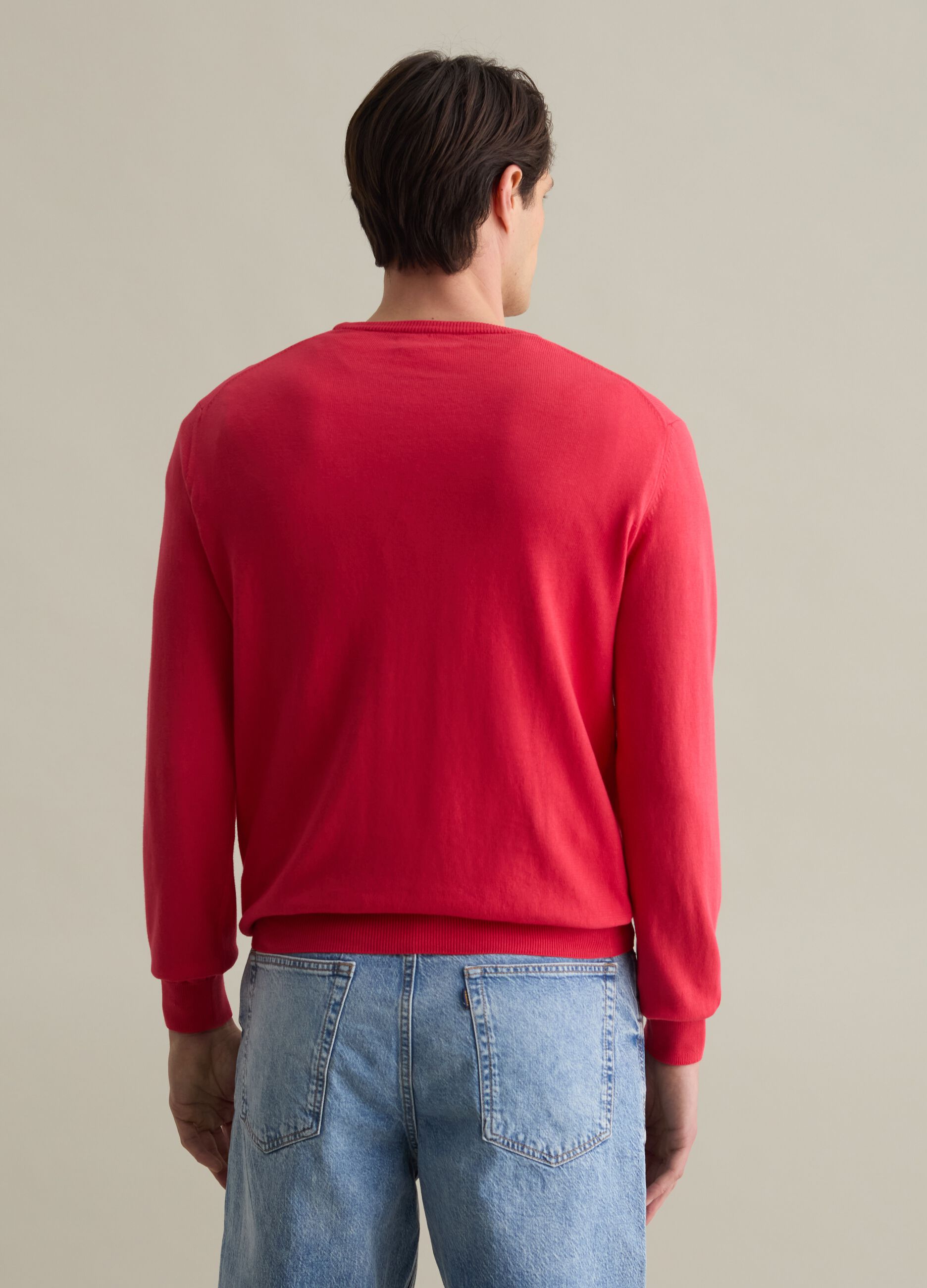 Solid colour pullover with round neck
