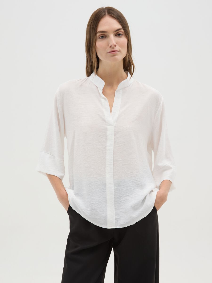 Blusa bianca con scollo a V e maniche ampie_0