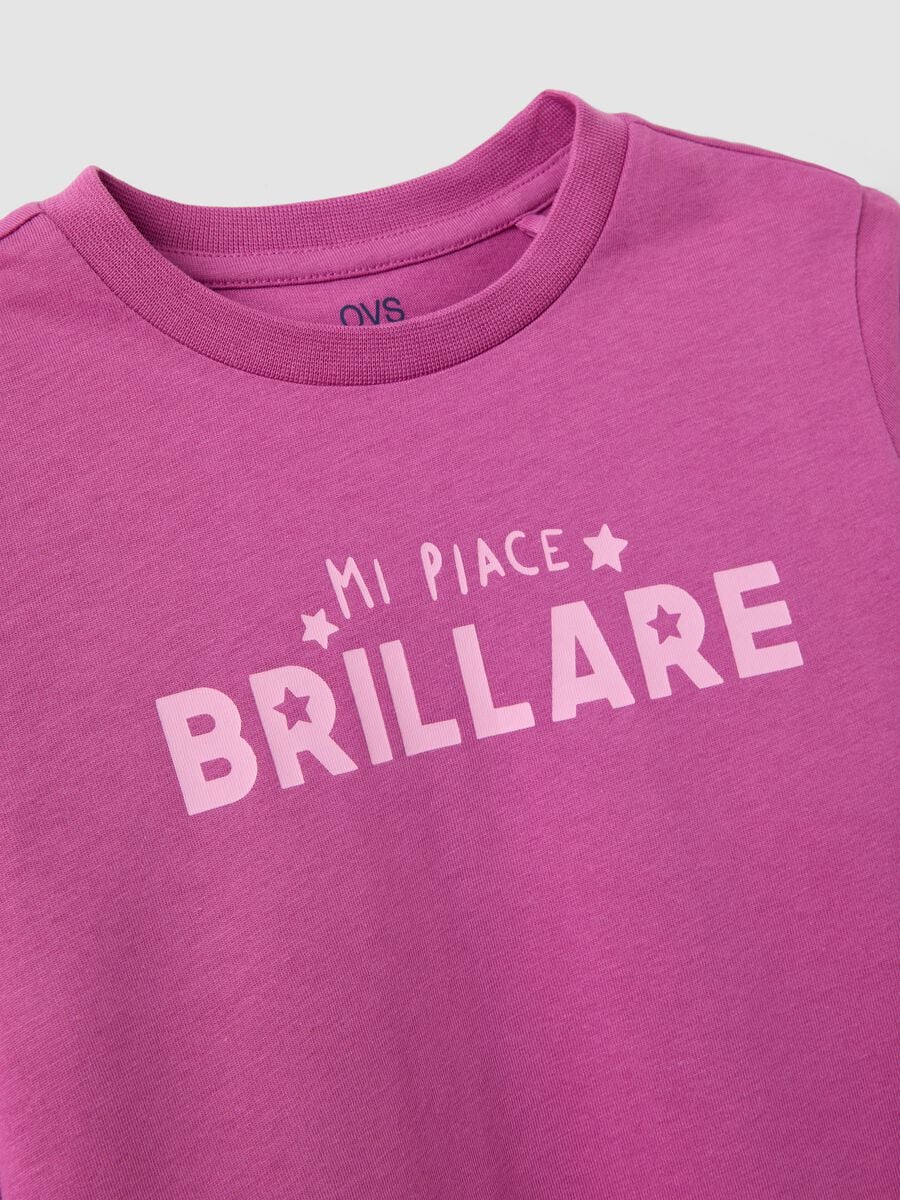 T-shirt rosa in puro cotone organico con scritta frontale per bambina_2