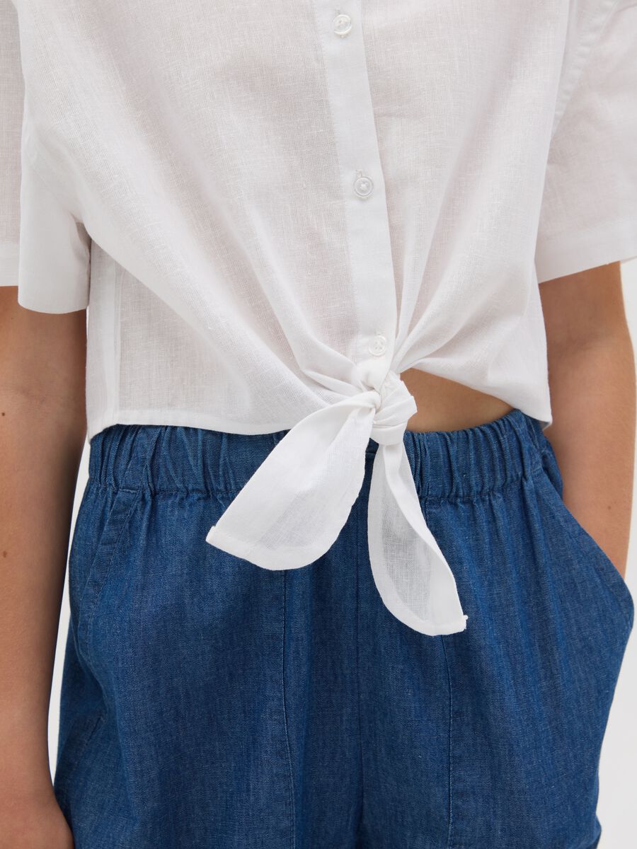 Camicia corta da ragazza in cotone e lino bianca regular fit con nodo frontale_2