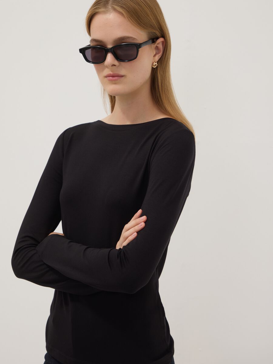 T-shirt nera in viscosa elasticizzato a maniche lunghe_0