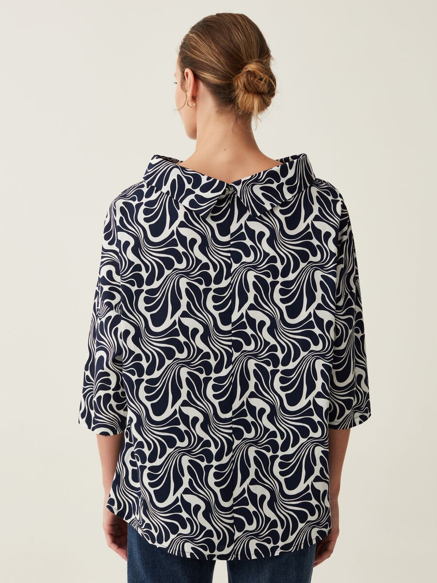 Blusa con collo risvoltato stampa optical_2