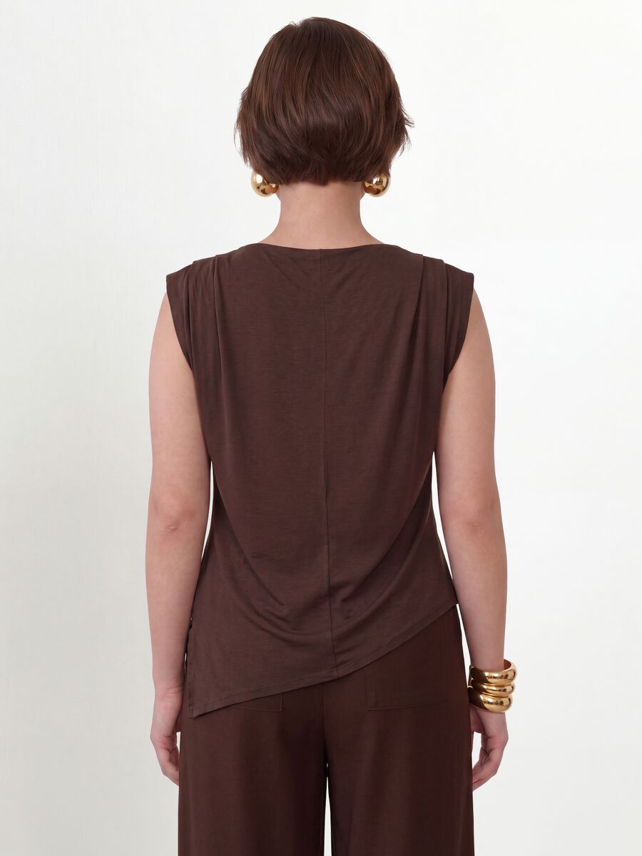 T-shirt marrone in viscosa elasticizzata con scollo drappeggiato_3