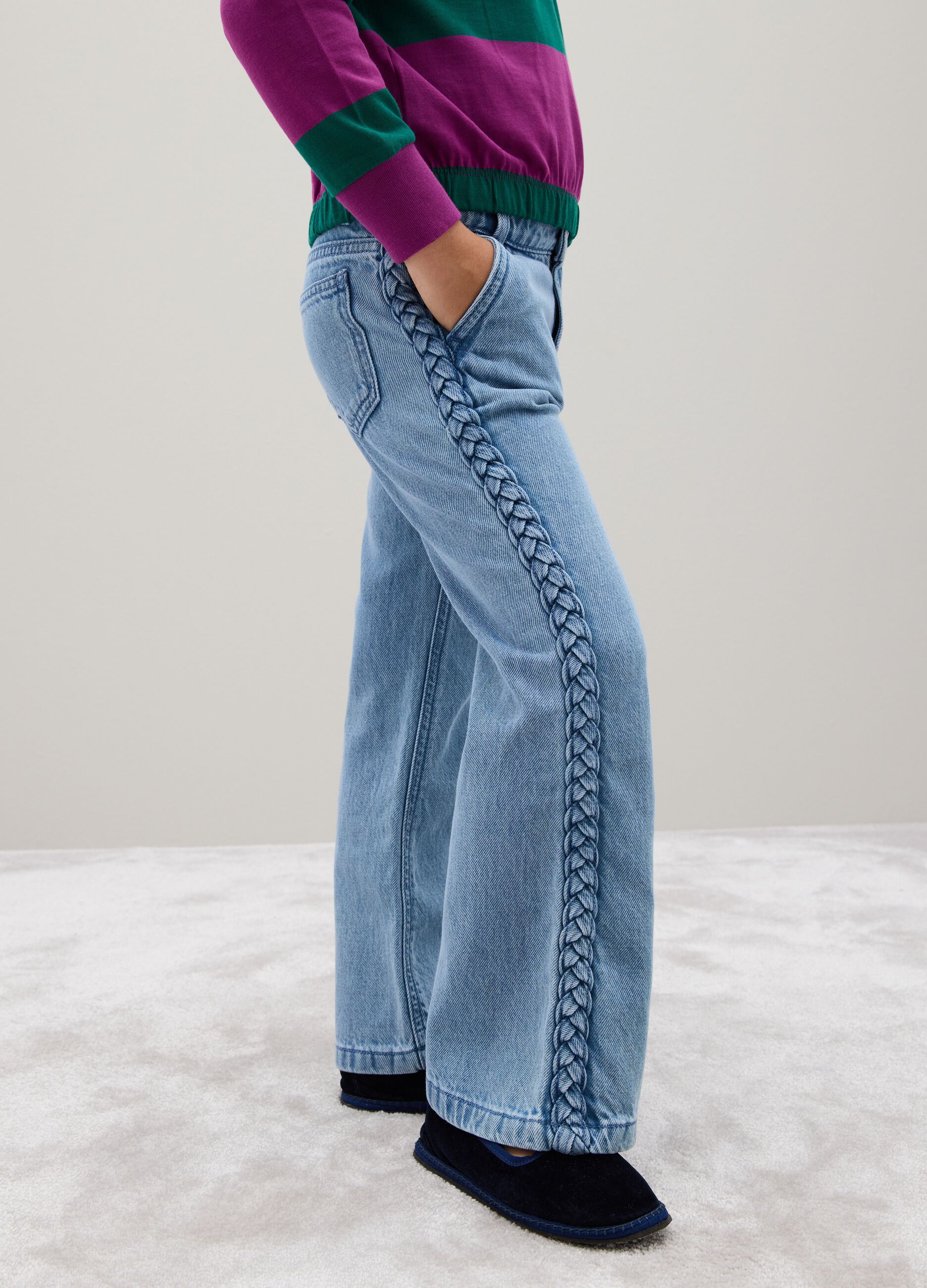 Jeans da ragazza in puro cotone azzurro flare con trecce