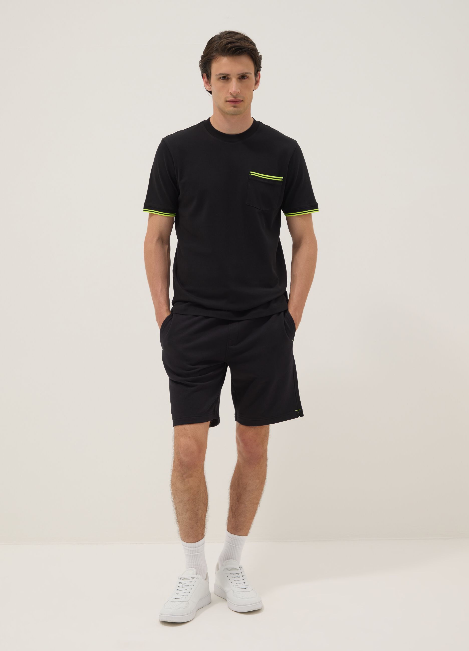 Black short-sleeve stretch cotton T-shirt with chest pocket