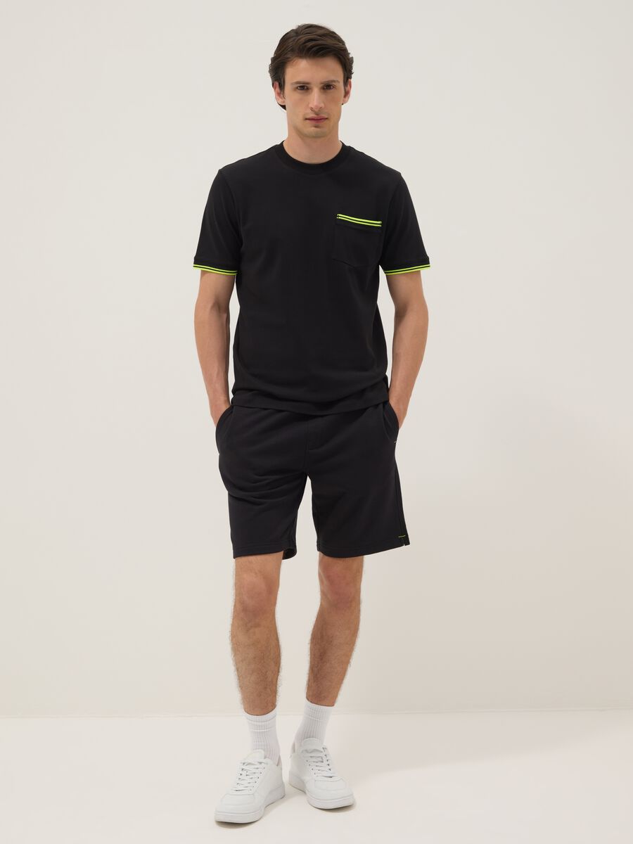 Black short-sleeve stretch cotton T-shirt with chest pocket_1