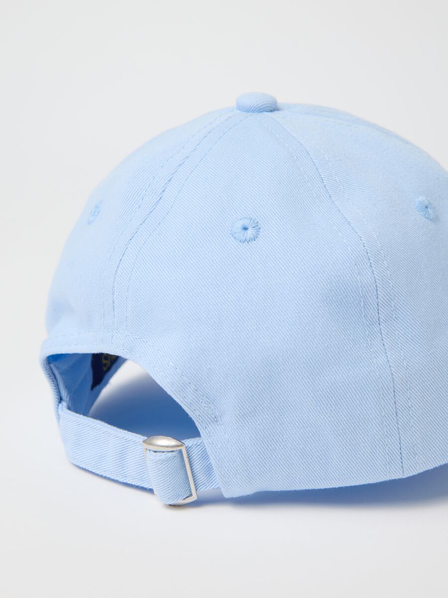 Blue baseball cap with embroidered California lettering_1