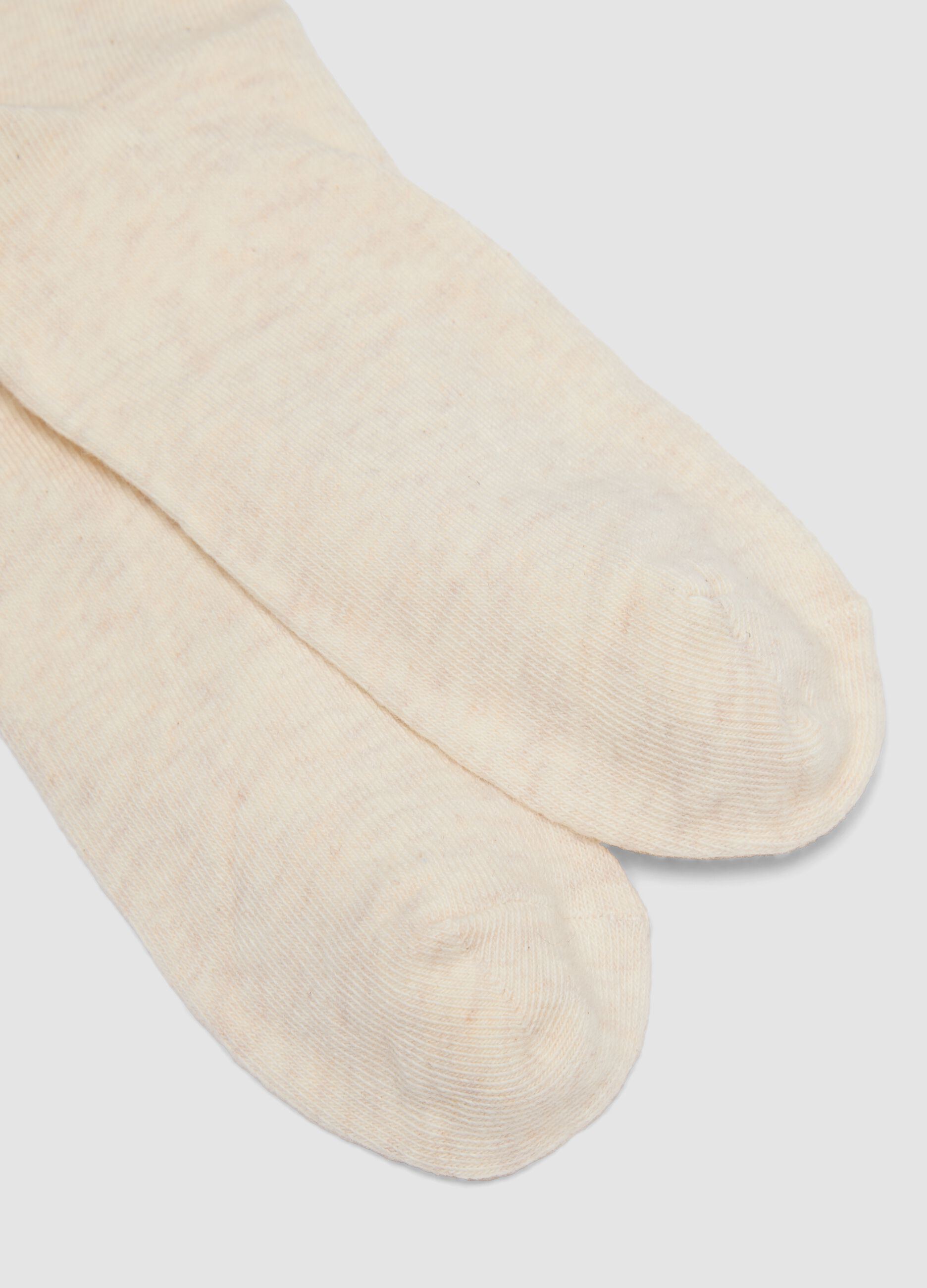 2-pack pink and beige organic cotton-blend socks with scalloped trim