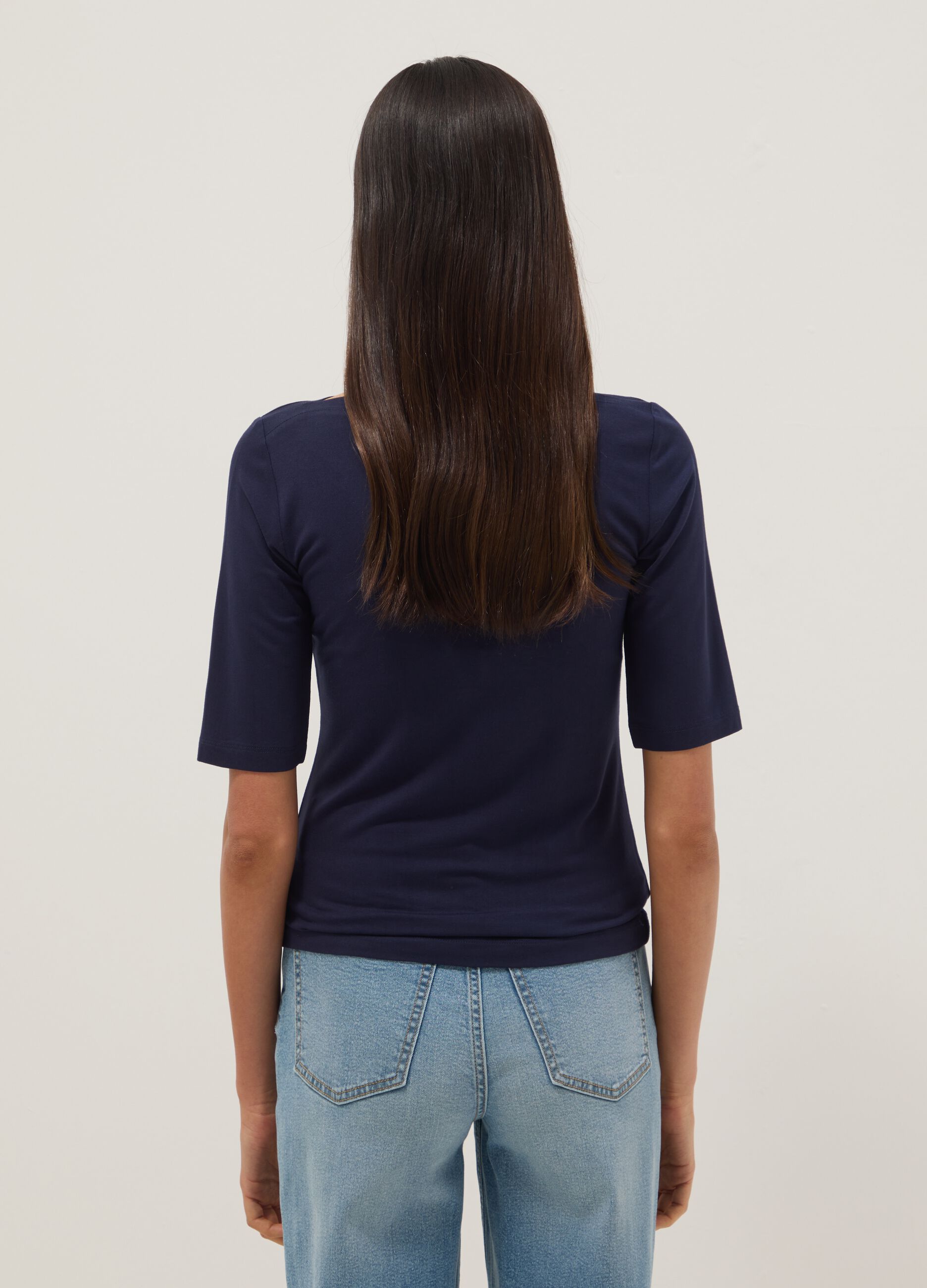T-shirt in viscosa elasticizzata blu regular fit con scollo a barca