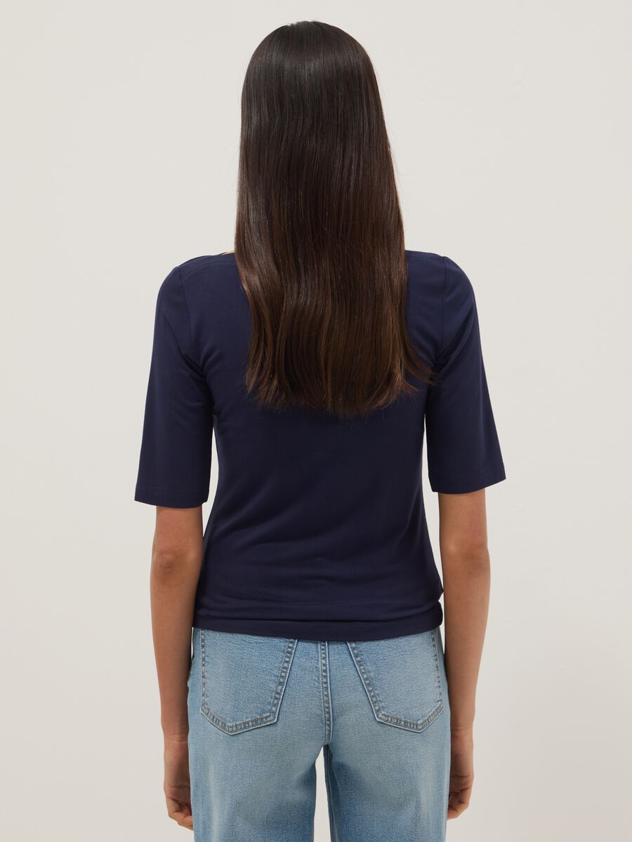 Regular fit blue stretch viscose boat neckline T-shirt_2