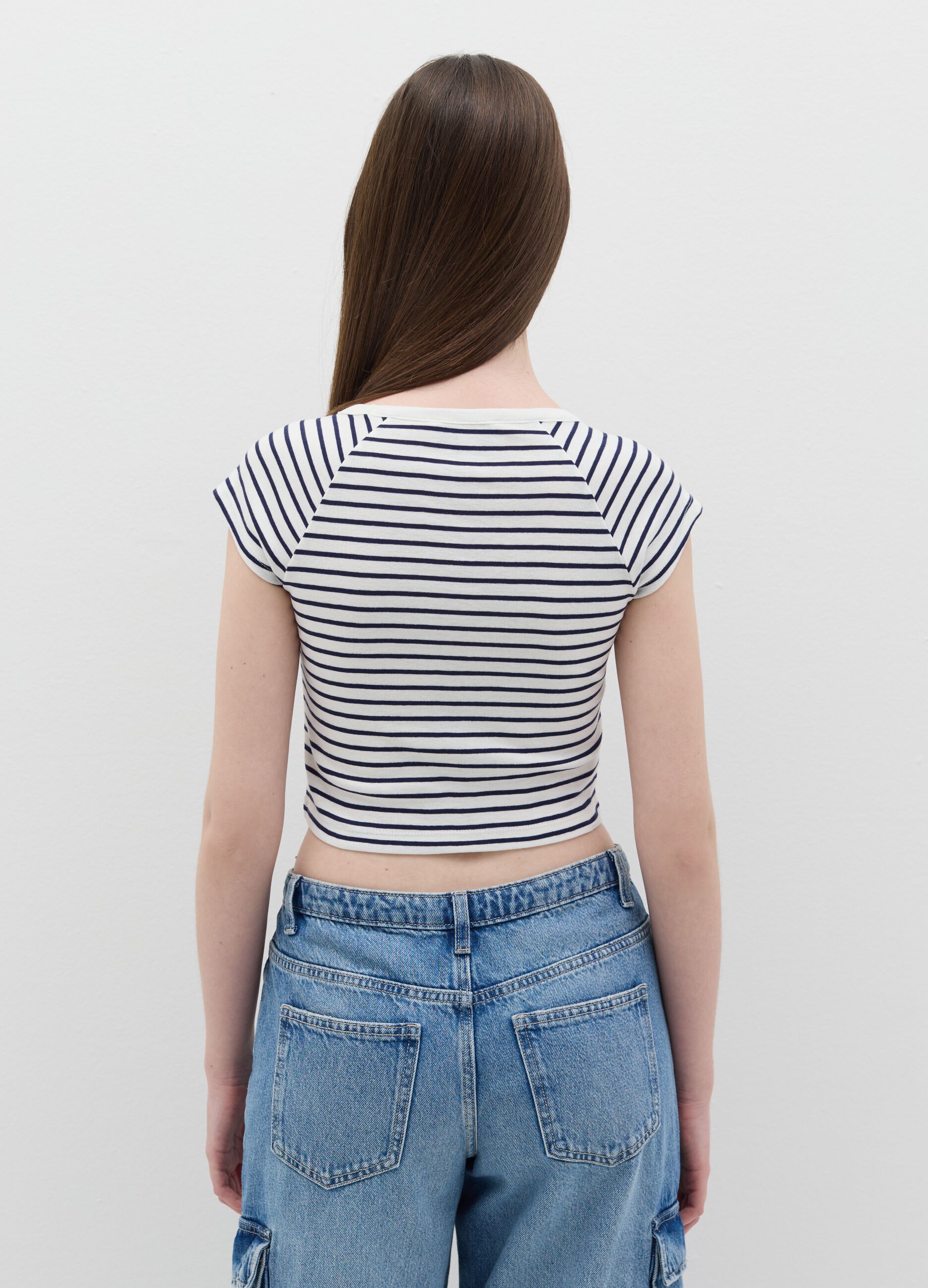T-shirt with V neck and raglan sleeves