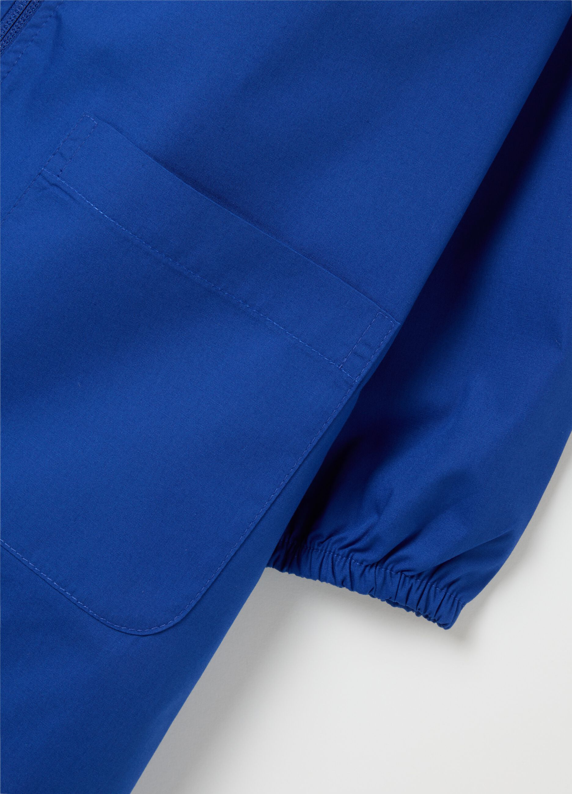 Grembiule scolastico da bambina in misto cotone blu con patch