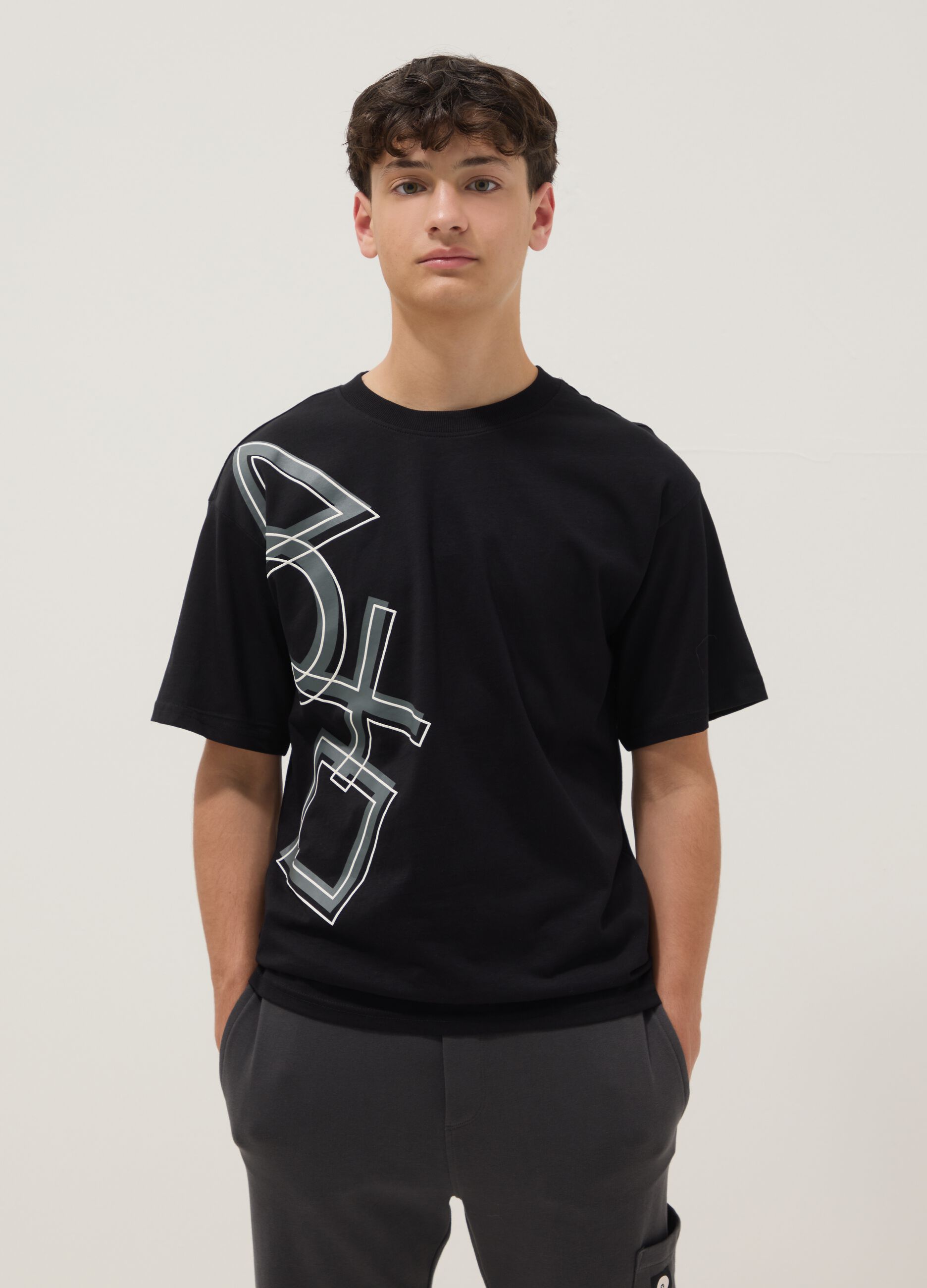Boys&rsquo; black PlayStation logo T-shirt in 100% cotton, relaxed fit
