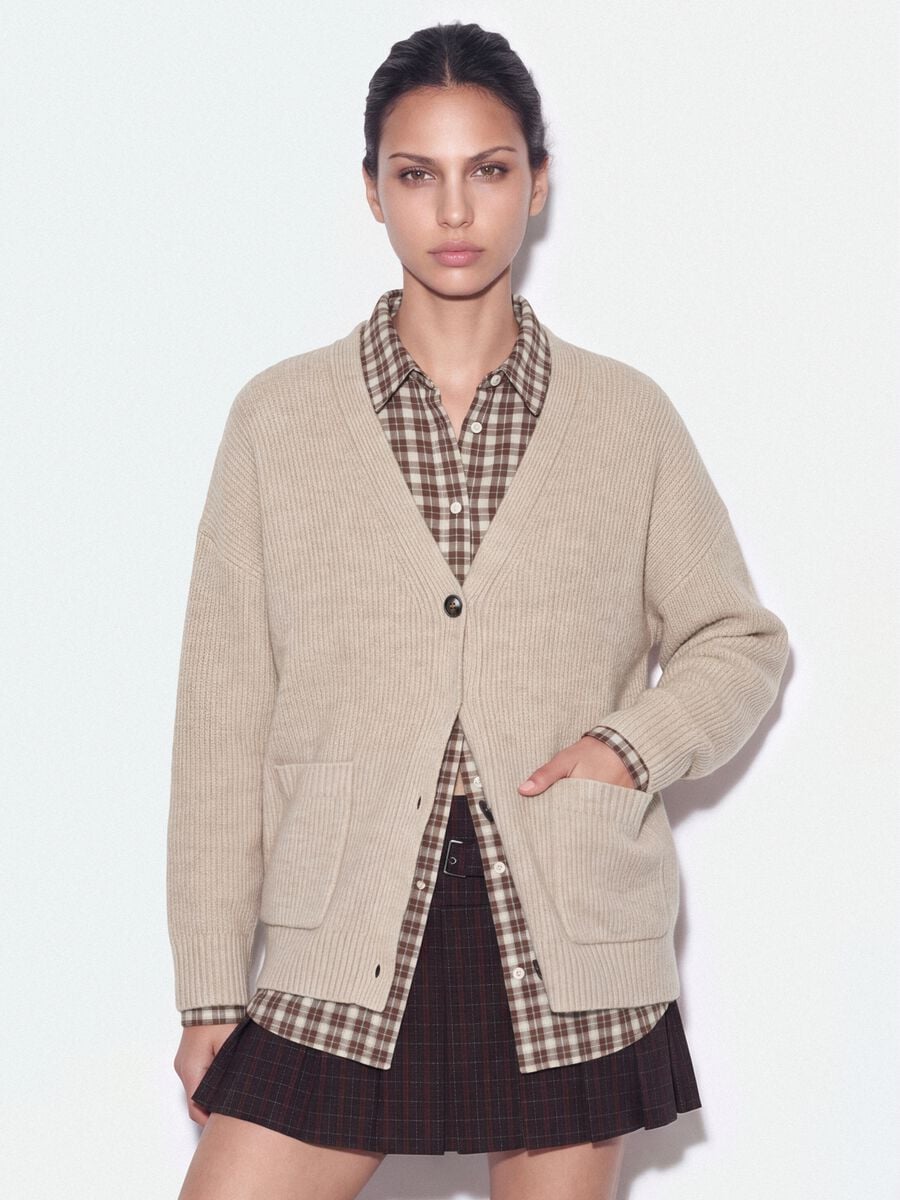 Cardigan beige in tessuto elasticizzato con scollo profondo a V_0