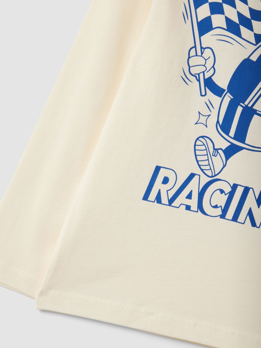 White oversized T-shirt in 100% organic cotton with racing print for boys_3