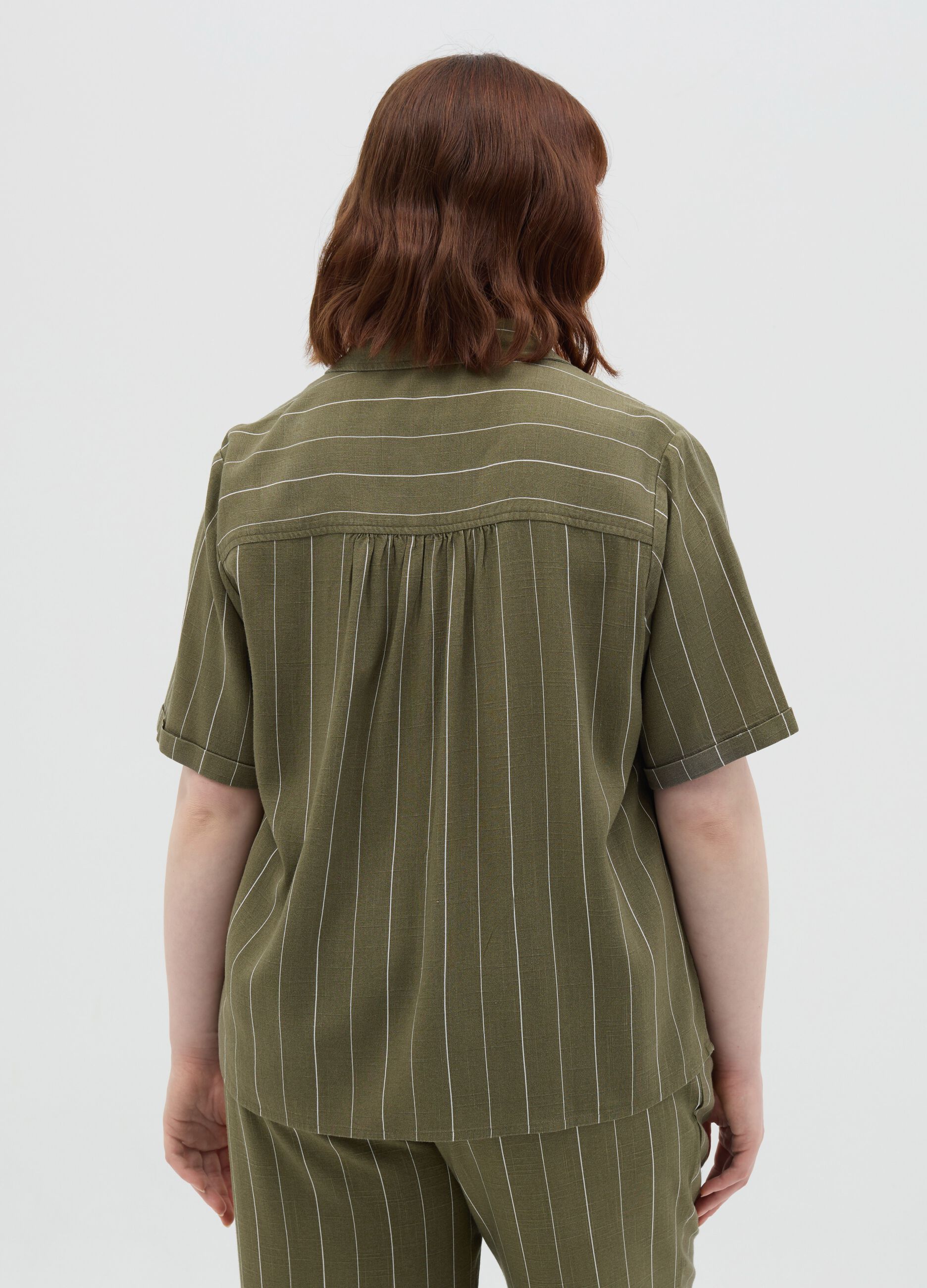 Curvy green pinstriped shirt in viscose and linen