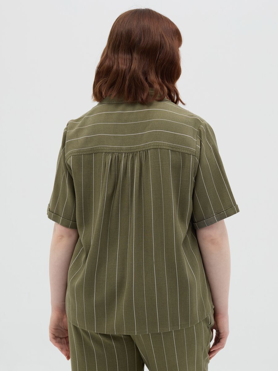 Curvy green pinstriped shirt in viscose and linen_3