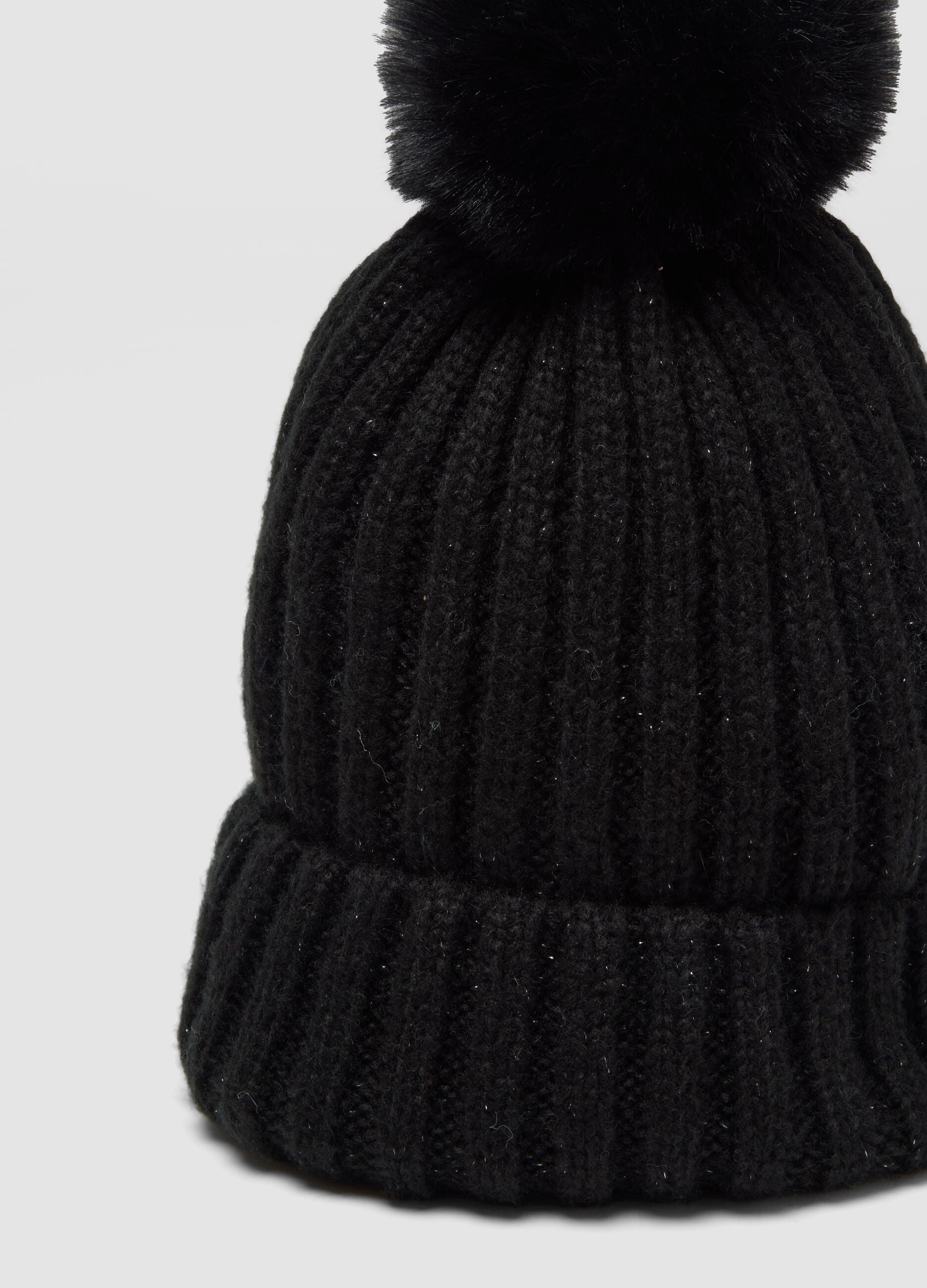 Cappello nero a costine in maglia con pon pon