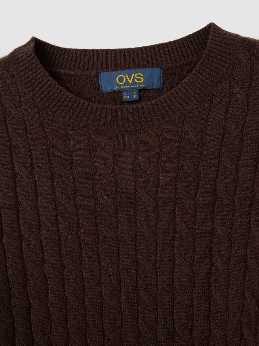 Pullover marrone con collo rotondo_1