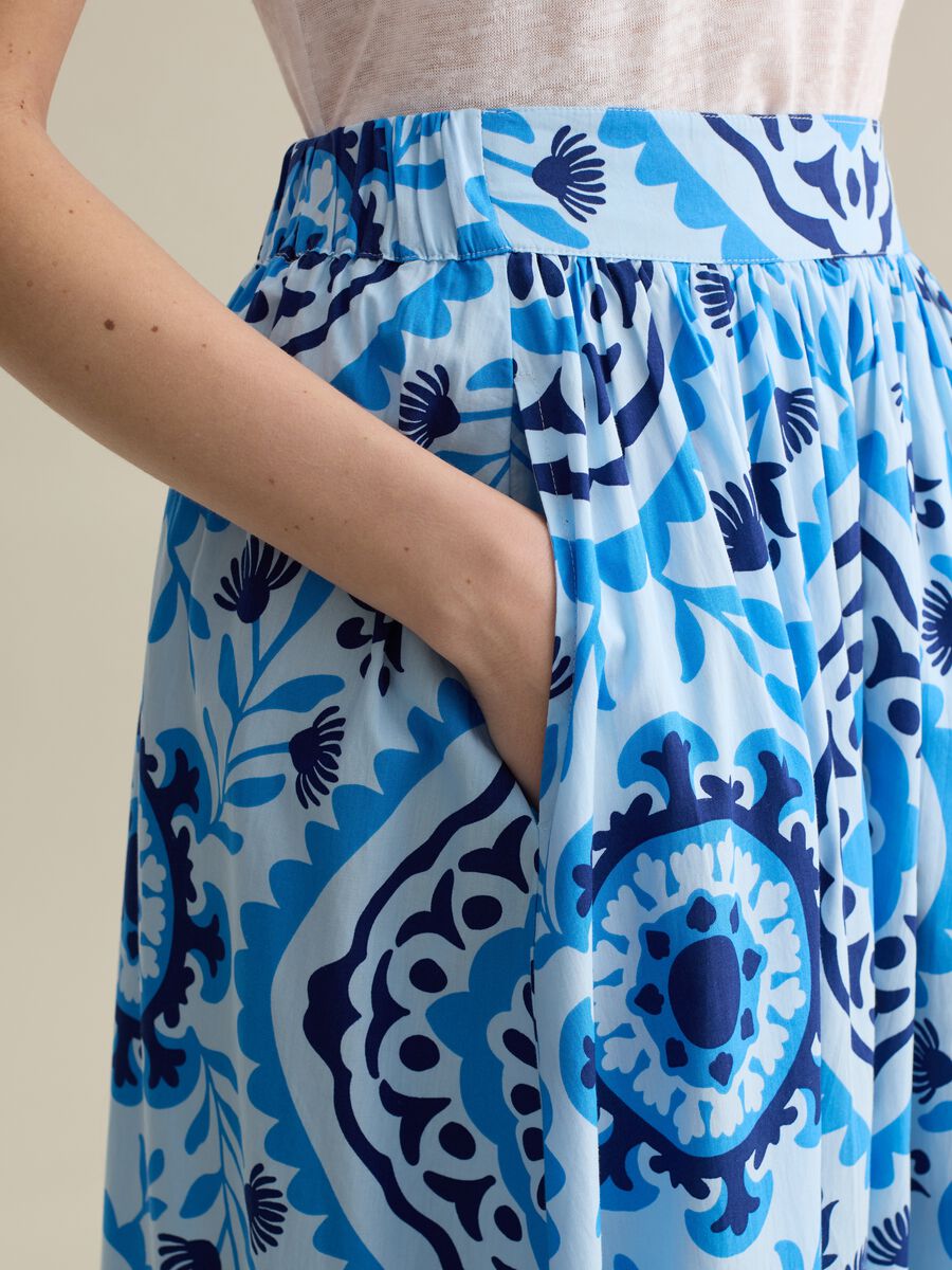 Long skirt with ethnic motif_2