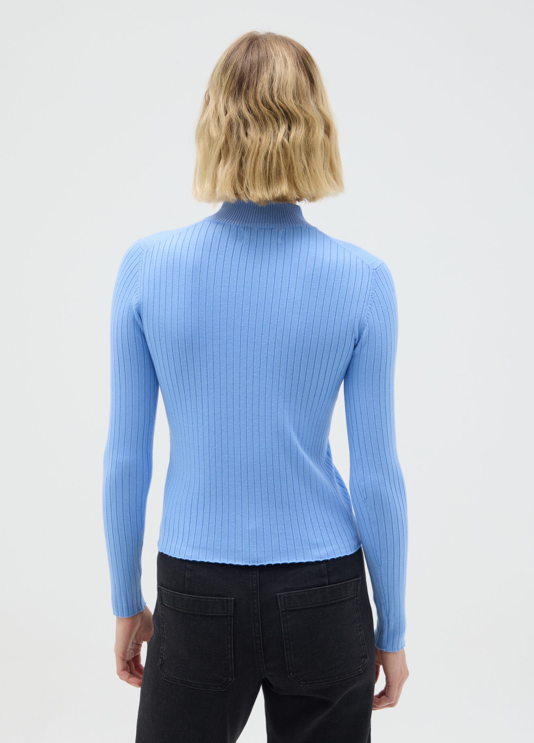 Maglione a collo alto azzurro in maglia a coste