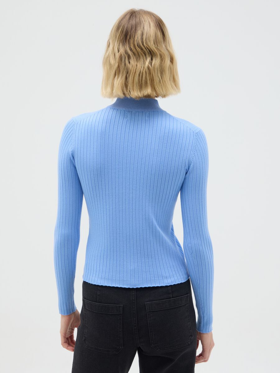 Maglione a collo alto azzurro in maglia a coste_3