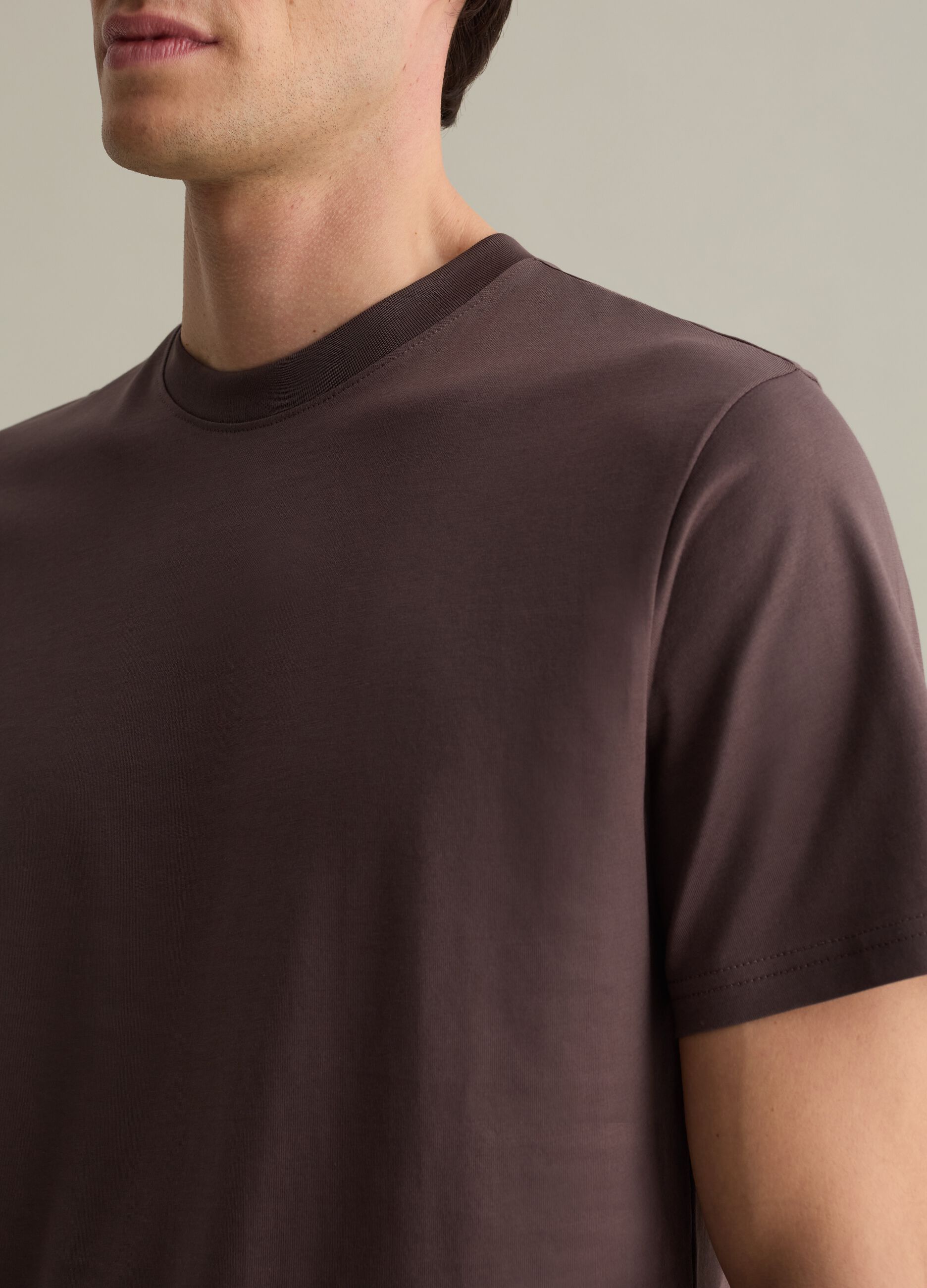 Plain cotton T-shirt with round neck.