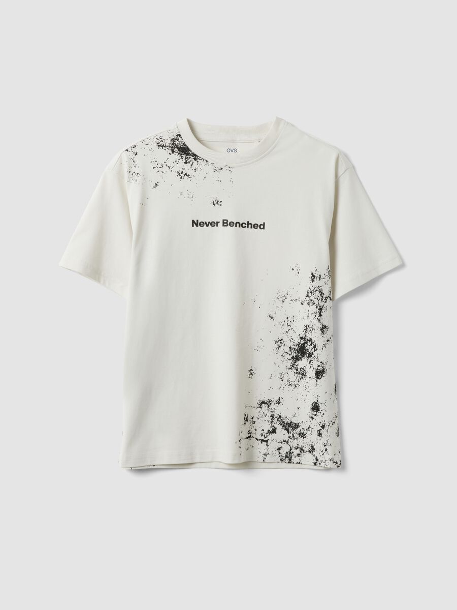 T-shirt over bianca in puro cotone con scritta "Never Benched" per ragazzo_0