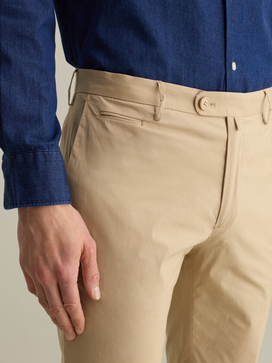Contemporary slim-fit trousers in stretch cotton_3