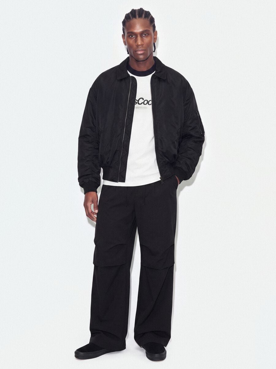 Giubbotto nero crop imbottito con zip e collo a camicia_1