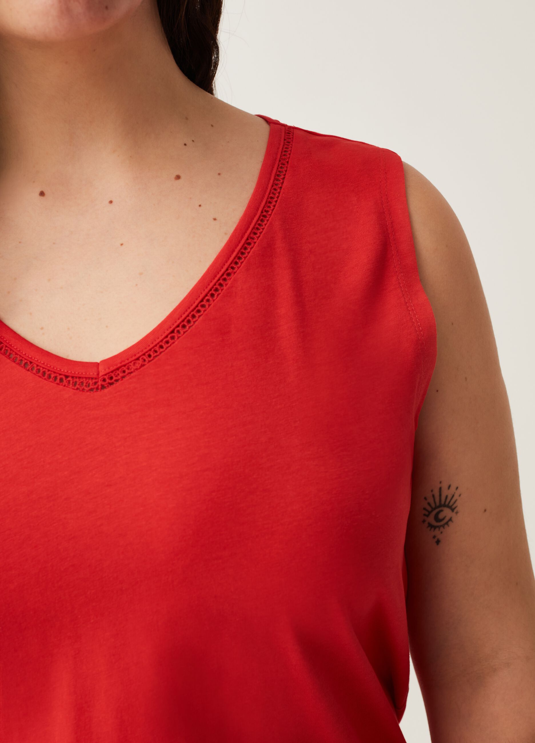 Tank top con scollo a V Curvy MYA_3