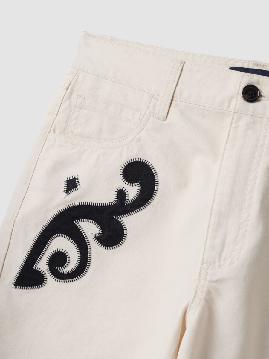 Shorts bianchi in misto lino e lyocell con ricami a contrasto regular fit_2