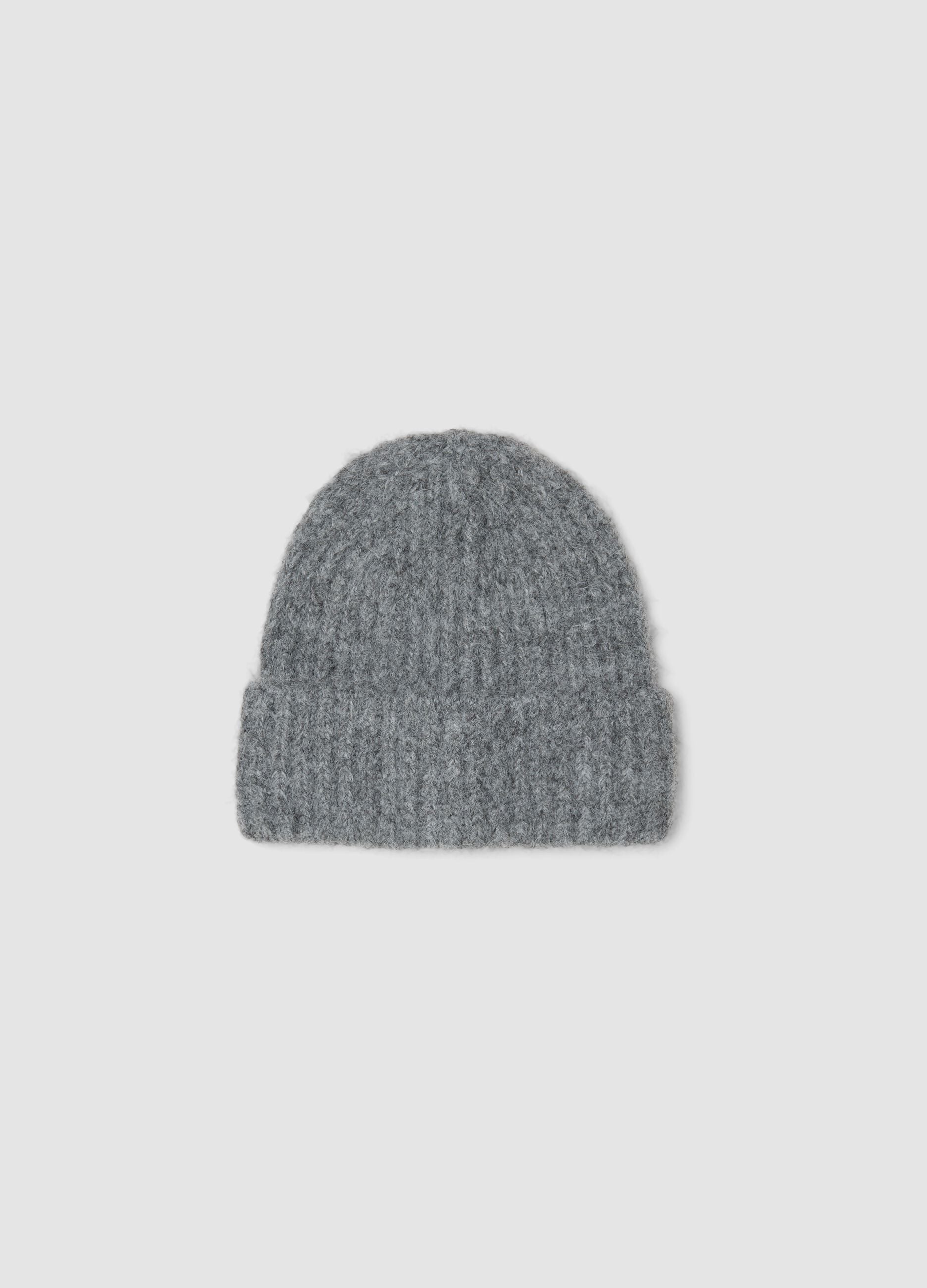 Cappello grigio in lana elasticizzata a coste