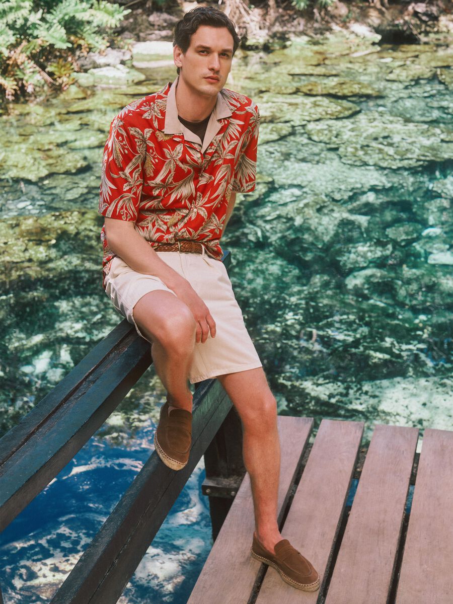 Camicia rossa in cotone organico con stampa tropicale_0