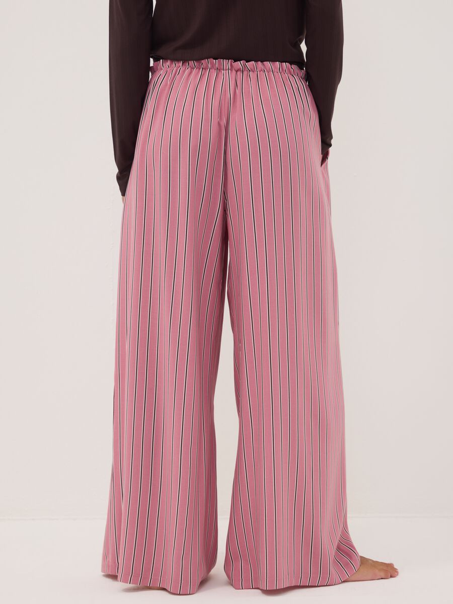 Pantaloni pigiama rosa in pura viscosa a righe_3
