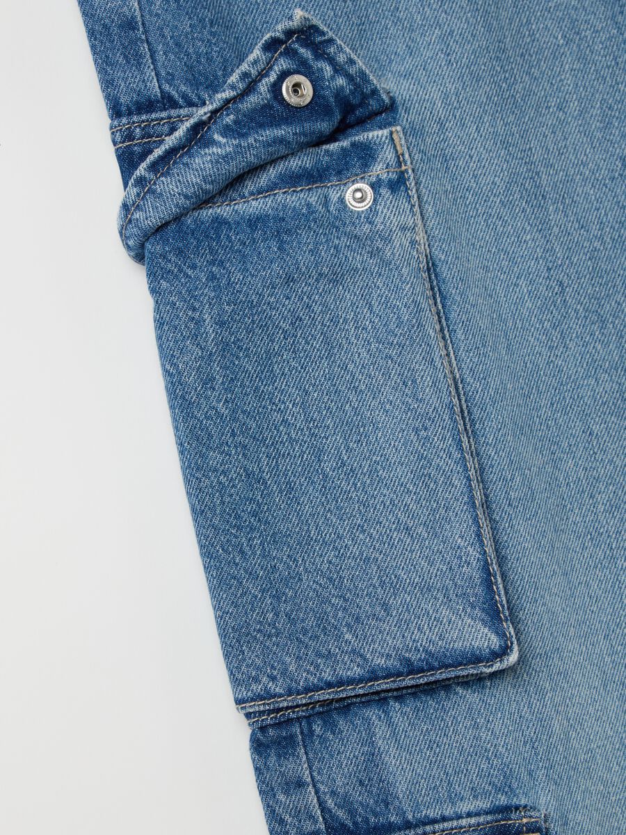 Acid wash cargo jeans with multiple pockets_5