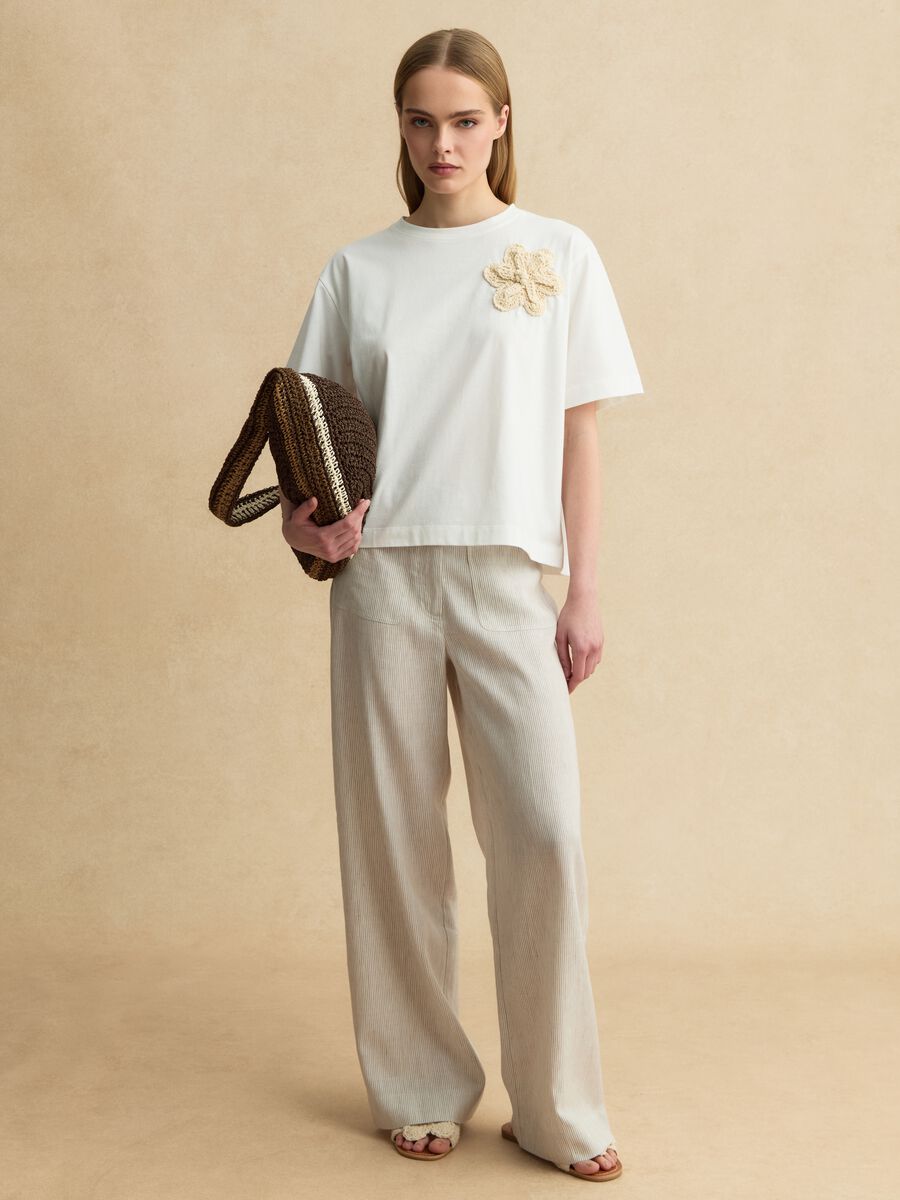 White pure cotton regular-fit T-shirt with floral appliqu&eacute;_1