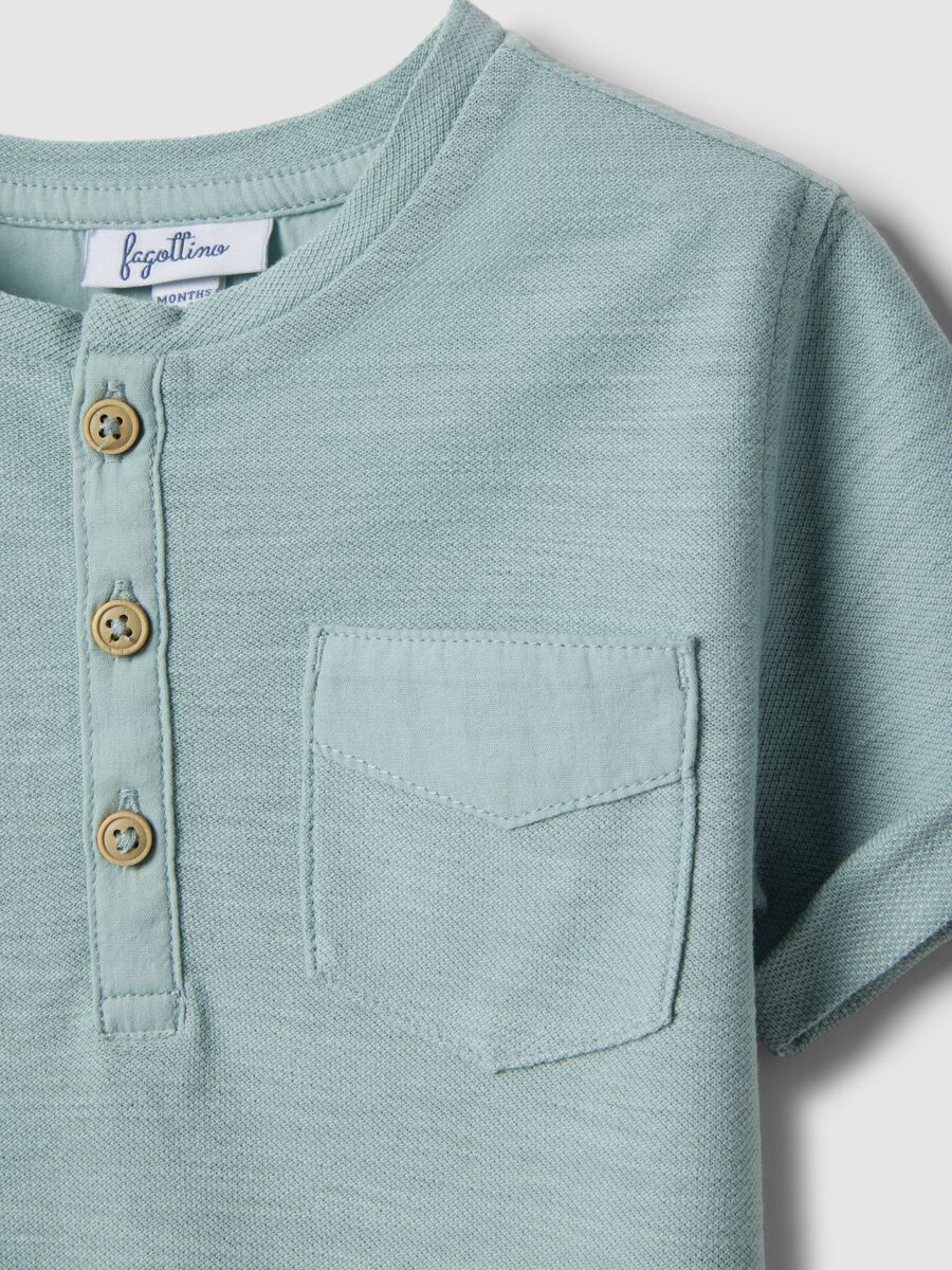 T-shirt in puro cotone azzurra da bimbo regular fit con taschino_2