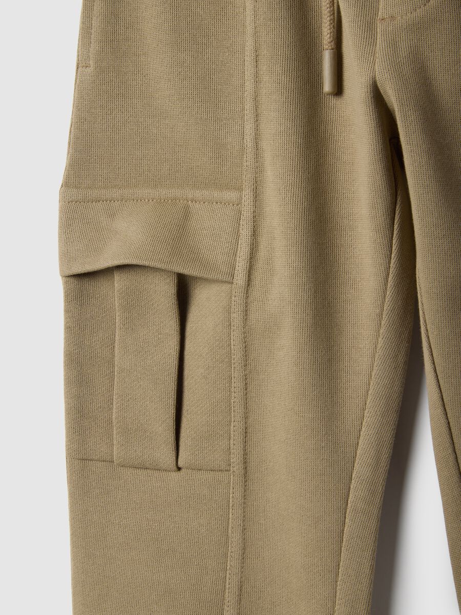 Pantaloni jogger in misto cotone beige da bambino regular fit con elastico_3
