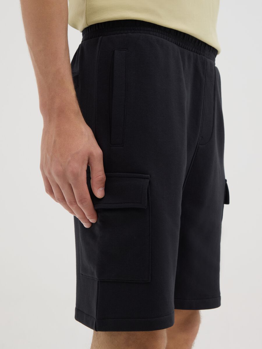 Shorts da uomo in misto cotone nero regular fit con tasche_2