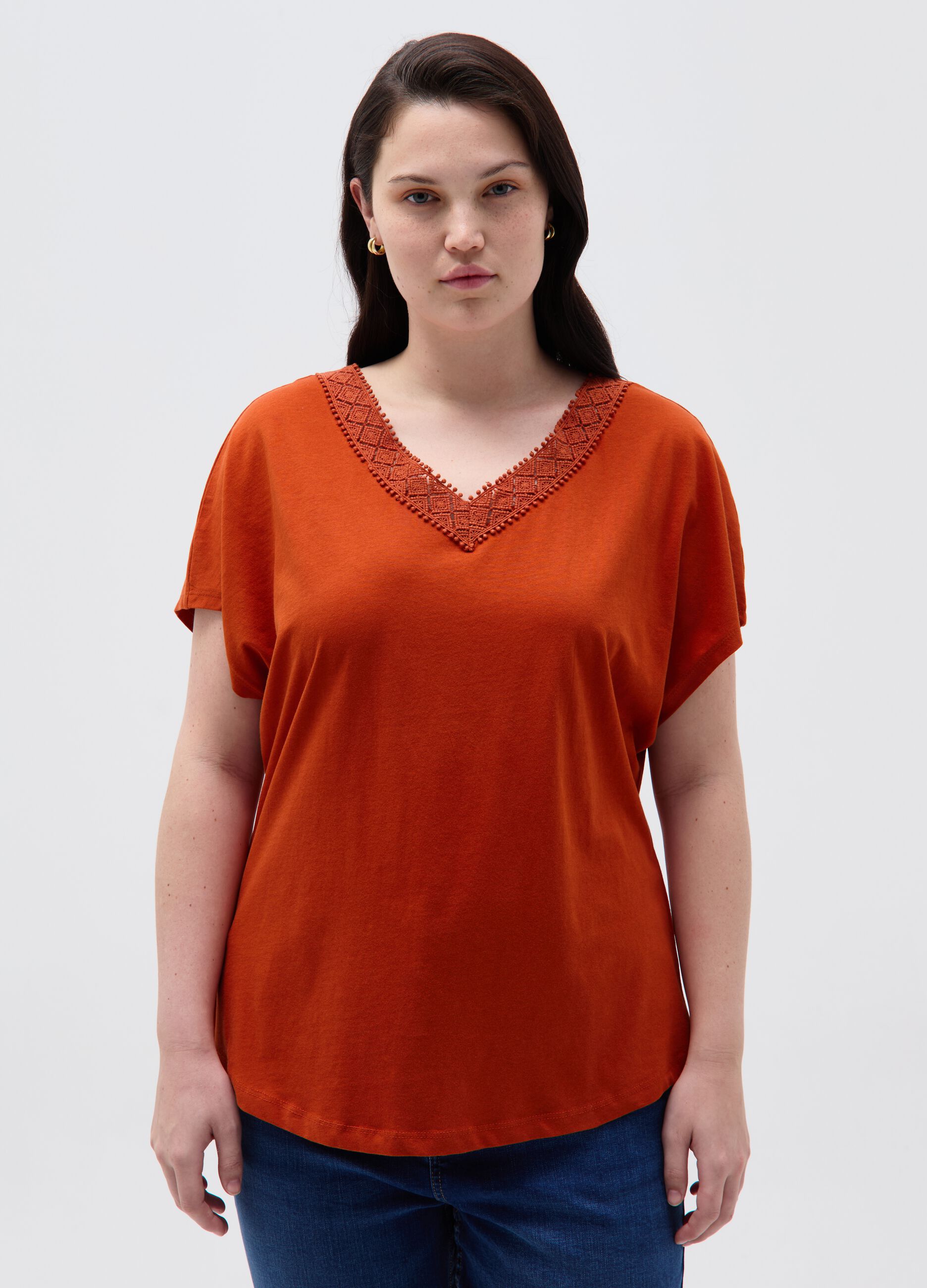 Curvy T-shirt with macramé insert