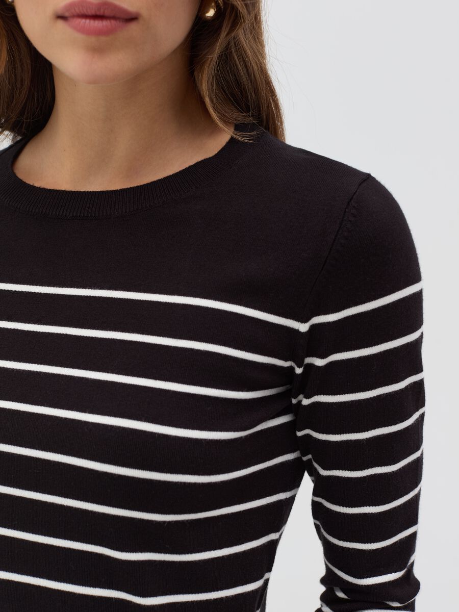 Long-sleeved top with striped pattern_2