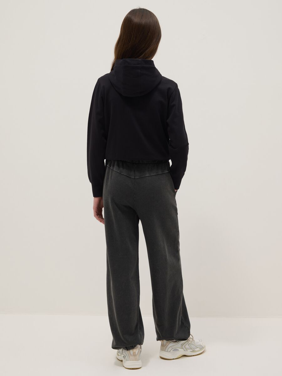 Pantaloni jogger in puro cotone grigio da ragazza oversize fit_1