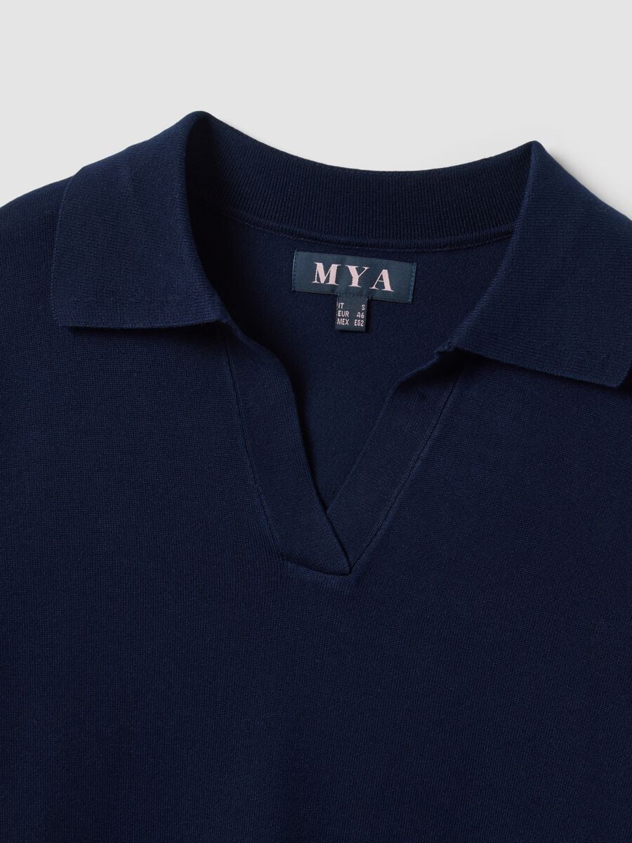 Maglia blu in misto viscosa con colletto polo over fit_1