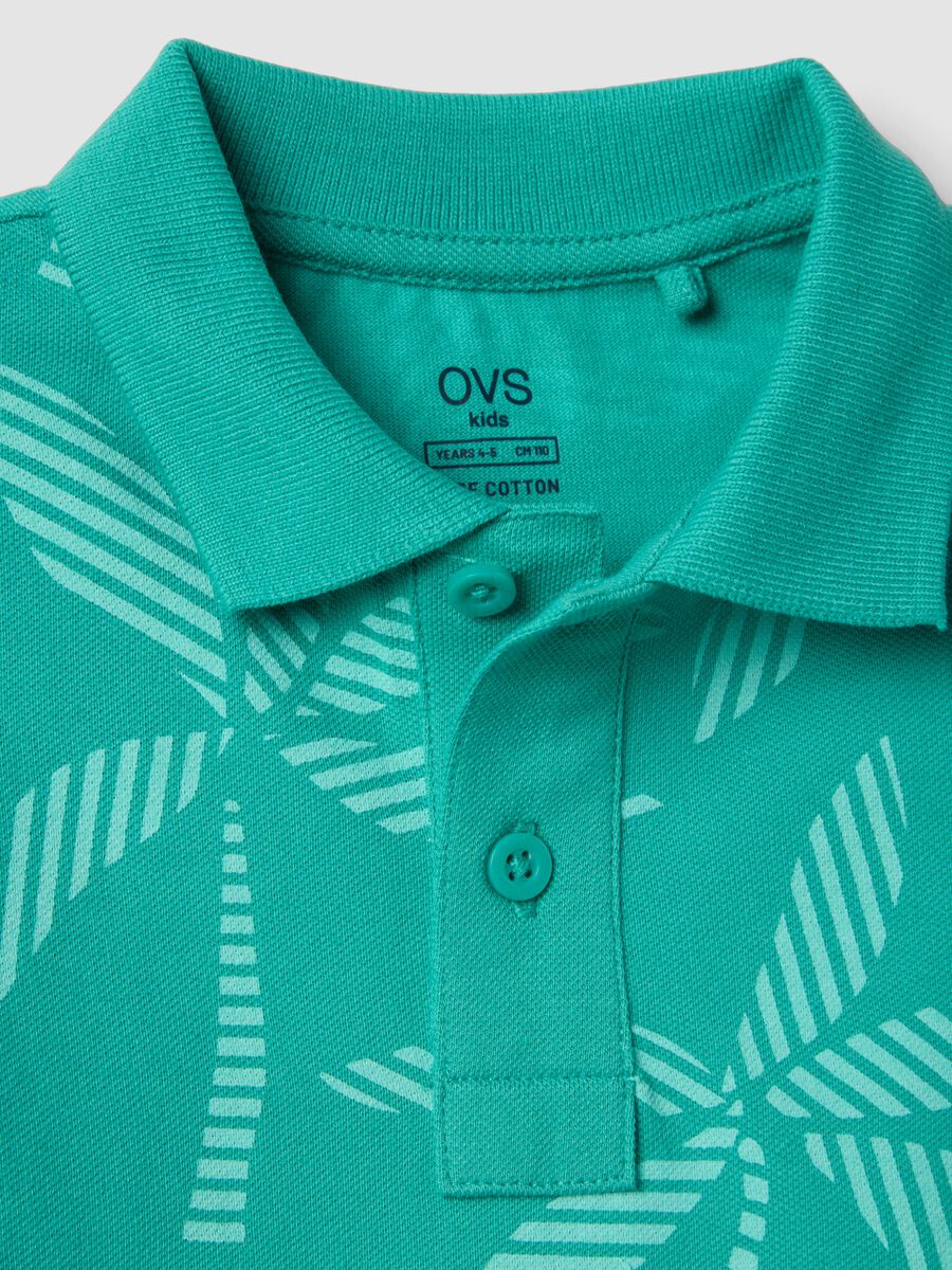 Polo in puro cotone verde da bambino regular fit con design floreale_2
