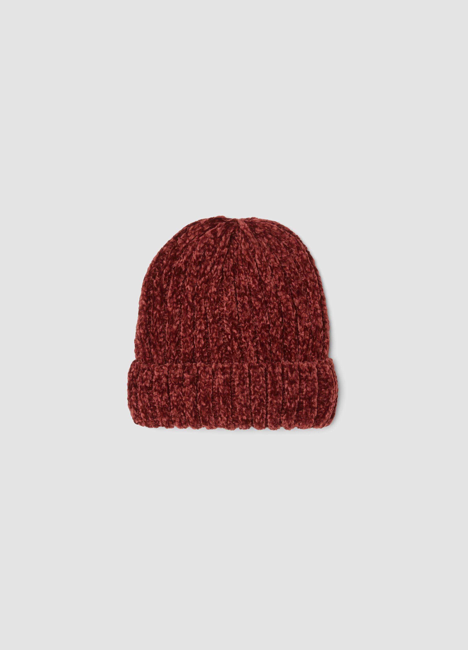 Red ribbed stretch beanie